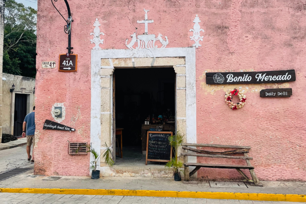 pink-architecture-valladolid-mexico-girl-go-travel-the-world-female-travel-blog